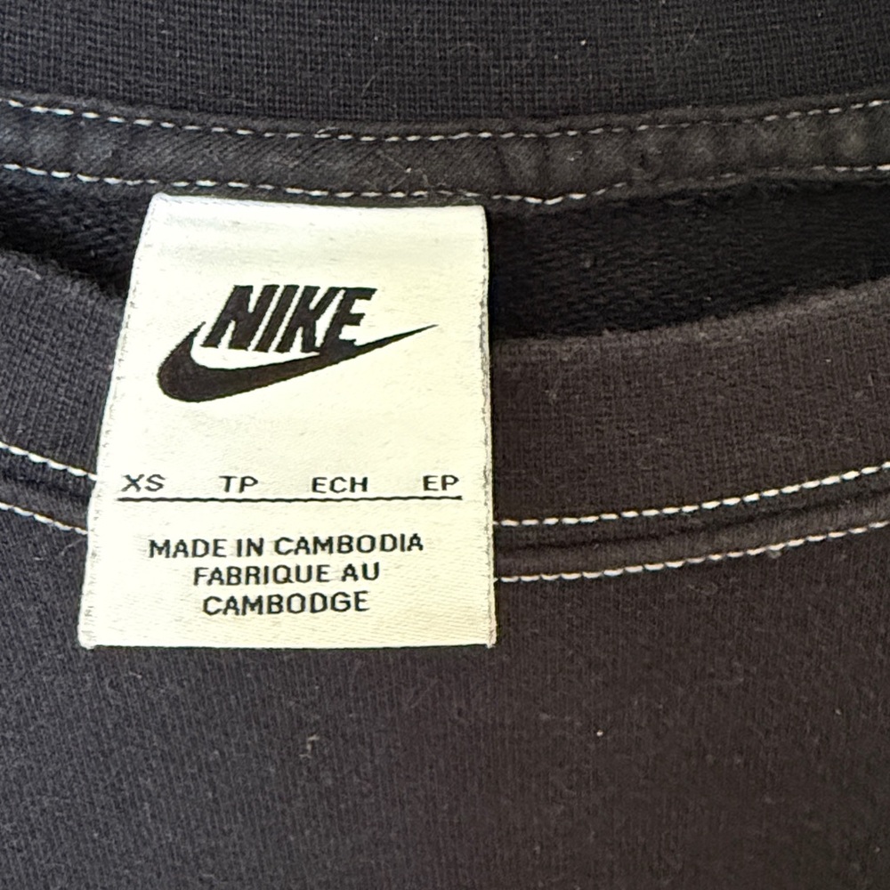Black Nike cropped batwing sweatshirt size XS - Picture 2 of 3